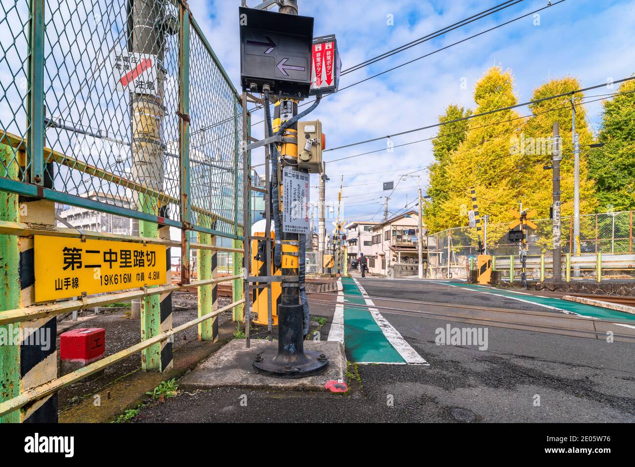 tokyo, giappone - dicembre 06 2020: Primo piano sulla targa dati dell'ultimo e unico passaggio di livello della linea Yamanote alla stazione di Komagome chiamata Nakazato Foto Stock