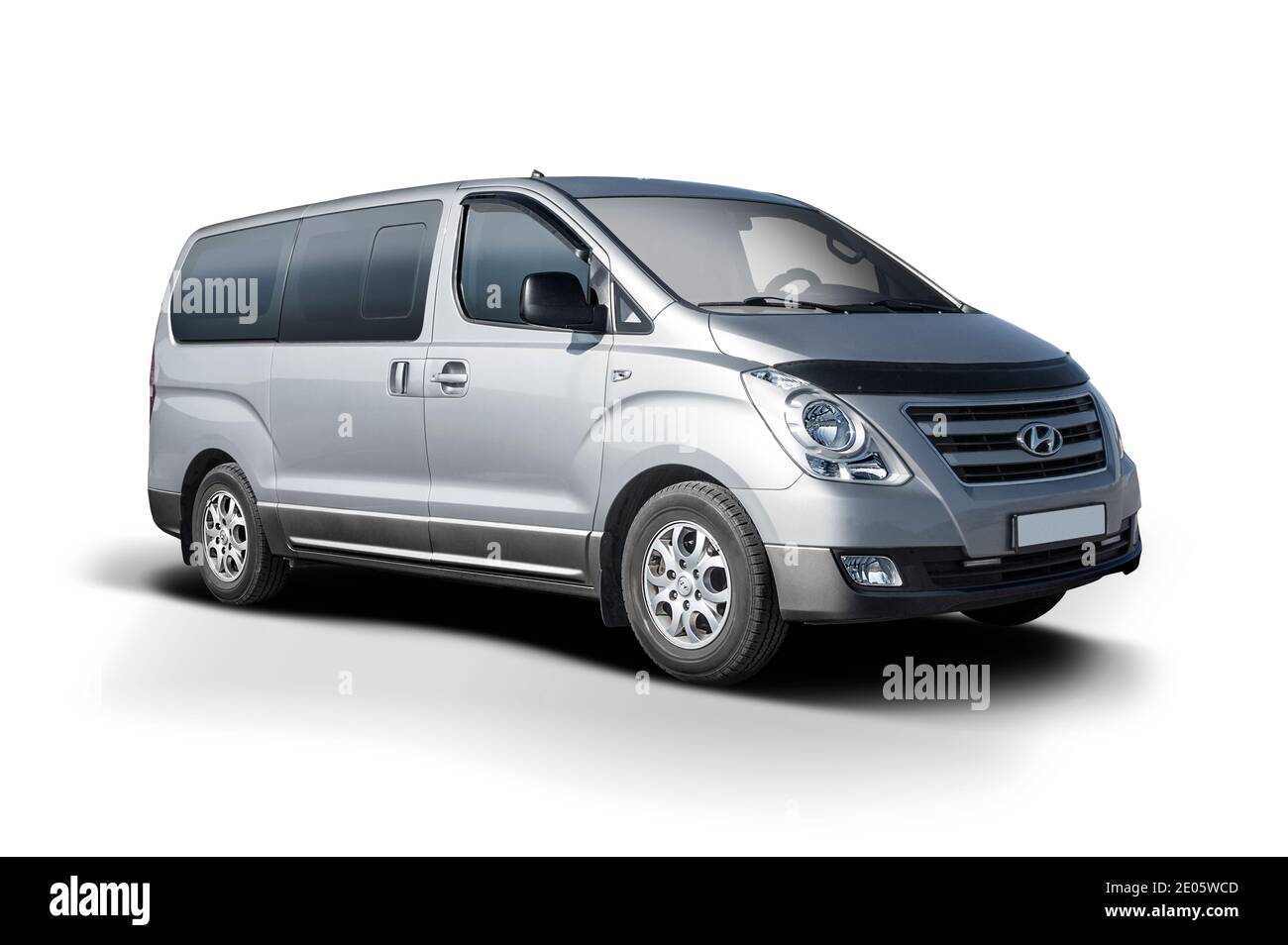 Minibus coreano argento isolato su sfondo bianco Foto Stock