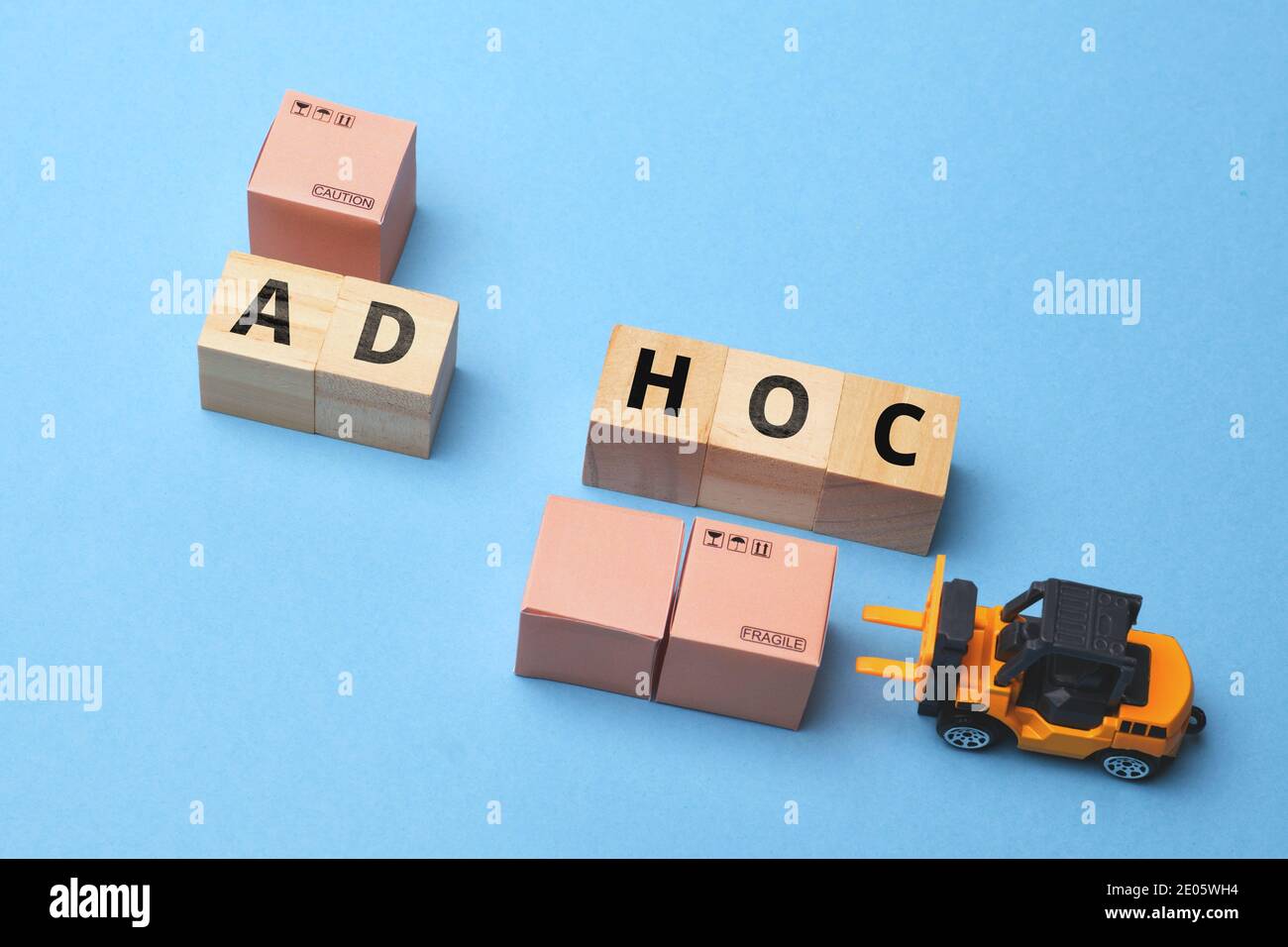 Corriere ad hoc Courier Industry Term su blocchetto di legno. Foto Stock