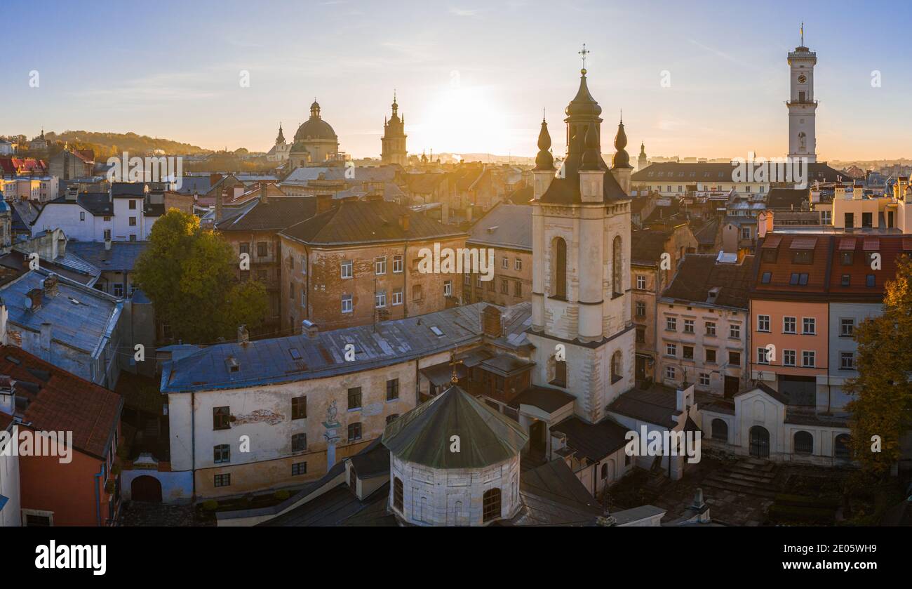 Lviv, Ucraina - 17 aprile 2020: Vista sulla Cattedrale armena dell'Assunzione di Maria dal drone Foto Stock