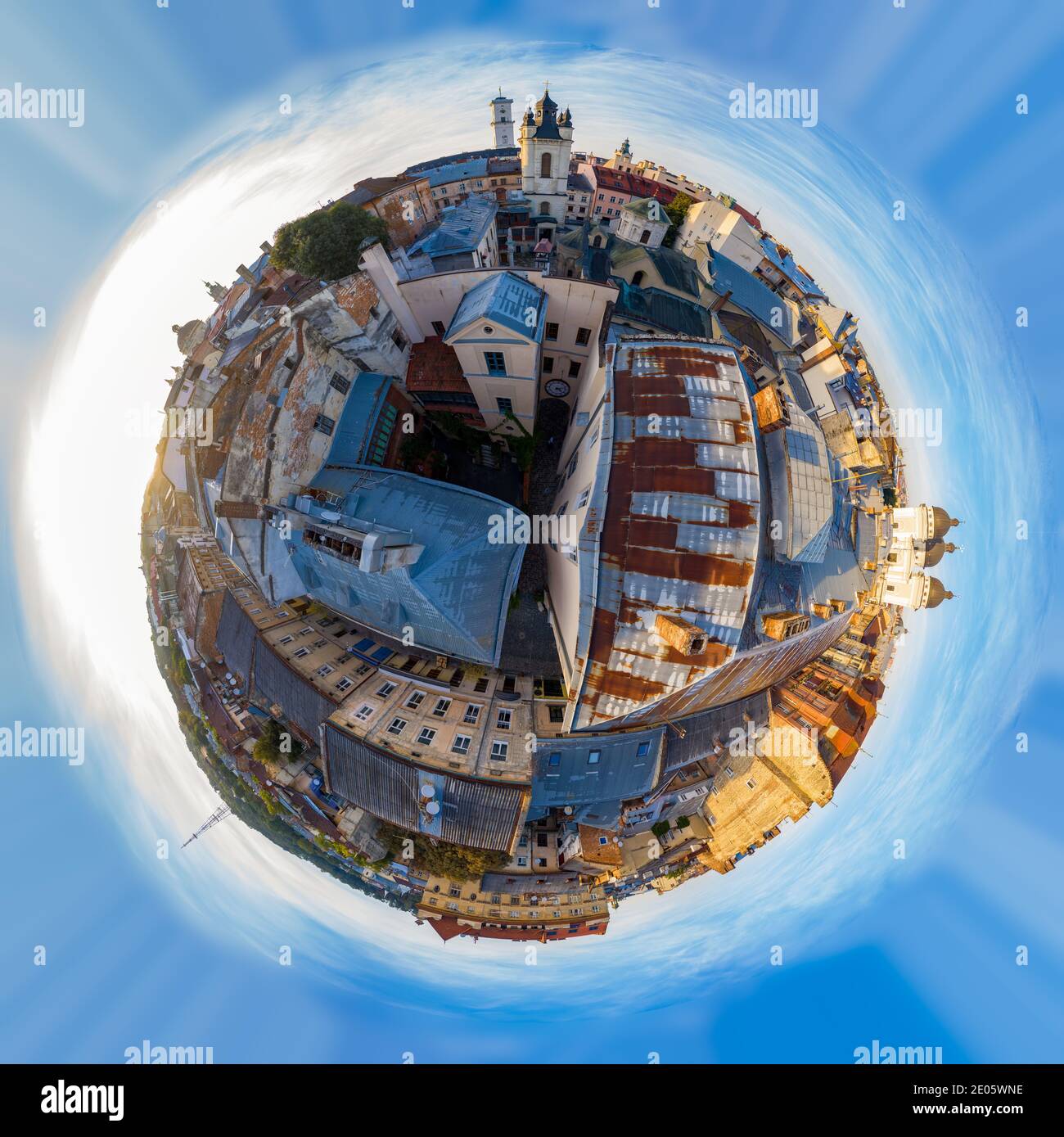 Pianeta in miniatura di Lviv. vista a 360 gradi. Vista sulla Cattedrale armena dell'Assunzione di Maria dal drone. Foto Stock