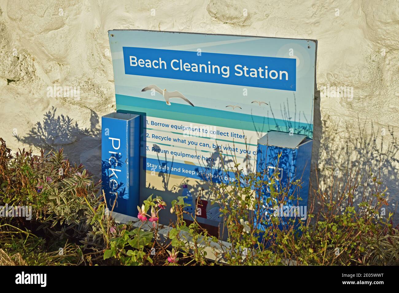 Stazione di pulizia della spiaggia a Kinghorn, Fife, Scozia, Regno Unito. Contenente attrezzature e istruzioni per i volontari per la pulizia della spiaggia locale. Foto Stock