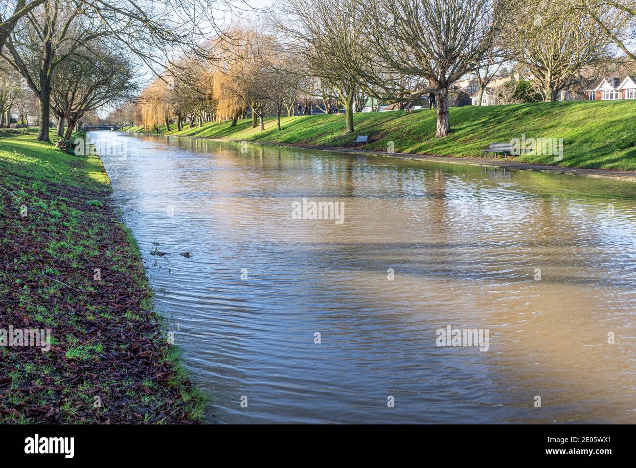 Il Royal Military Canal, Hythe, pieno di quasi traboccante dopo la tempesta Bella colpito nel dicembre 2020 Foto Stock