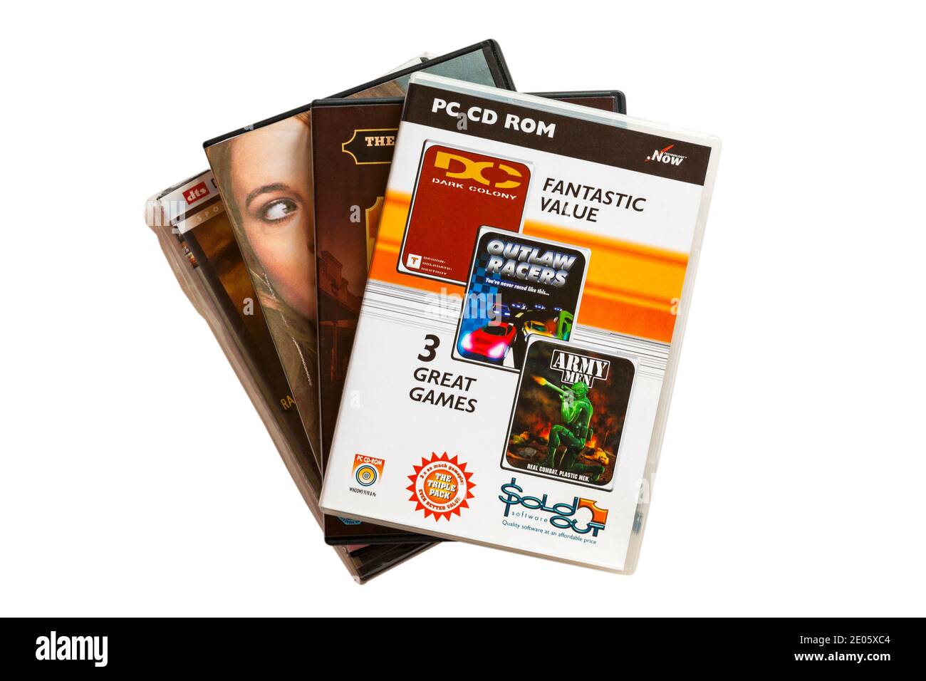 Pila di dischi con 3 grandi giochi Dark Colony, Outlaw Racers & Army Men PC CD ROM in alto isolato su sfondo bianco Foto Stock