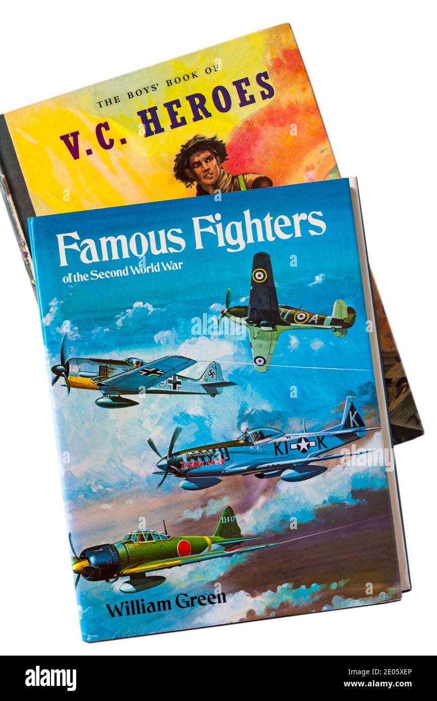 Famous Fighters of the Second World War libro di William Green e The Boys Book of V.C. Libro degli eroi ambientato su sfondo bianco Foto Stock