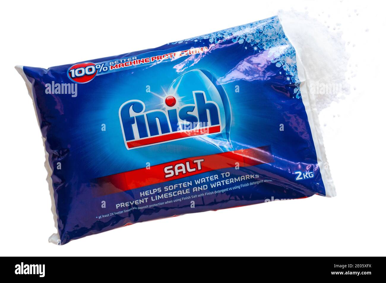 Confezione da 2 kg di sale per lavastoviglie di finitura aperta con il contenuto versato isolato su sfondo bianco, aiuta ad ammorbidire l'acqua per evitare calcare e filigrane Foto Stock
