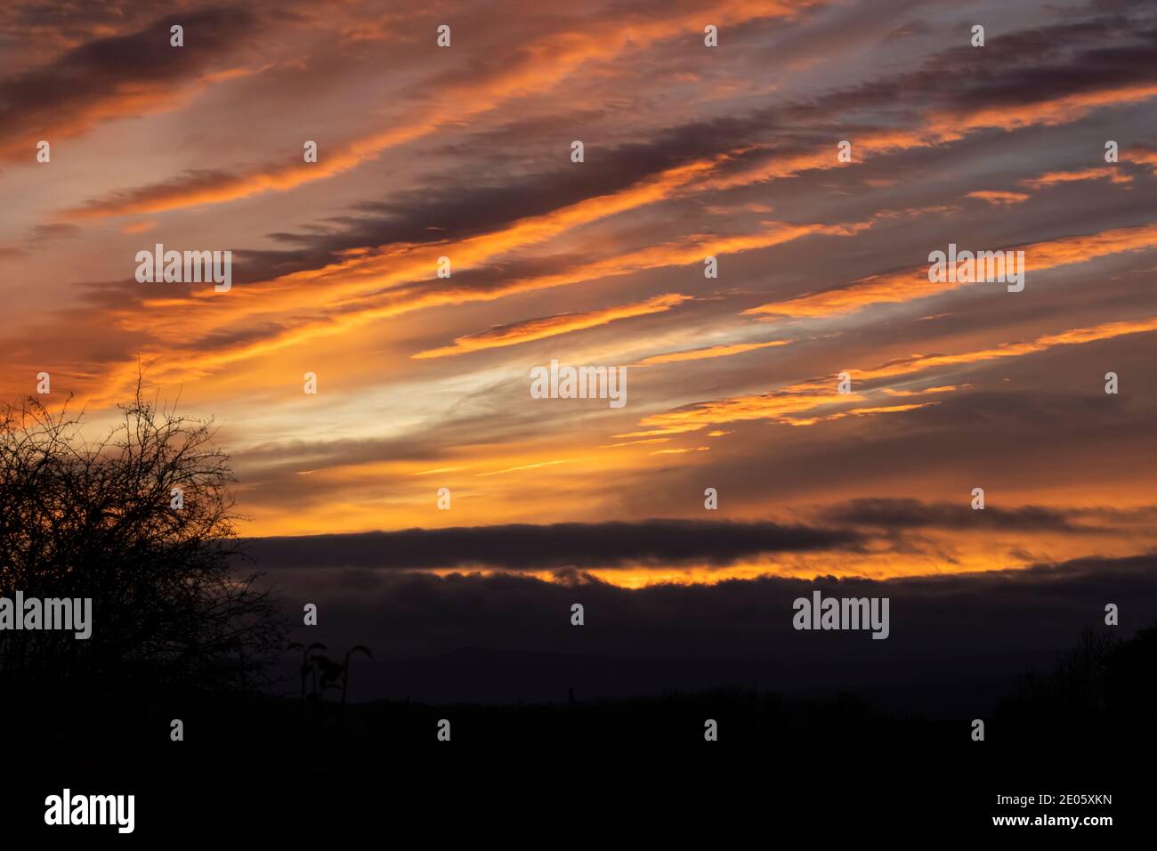 Brillante tramonto arancione streaky il giorno di Natale in West Yorkshire, Inghilterra Foto Stock