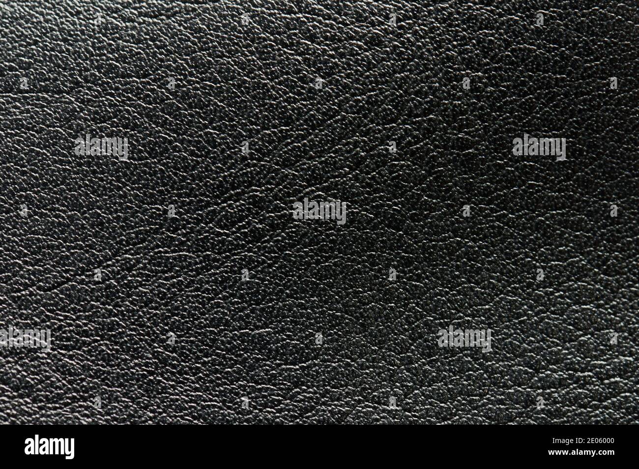 Vista ravvicinata della superficie in pelle grigio scuro con rughe Foto Stock