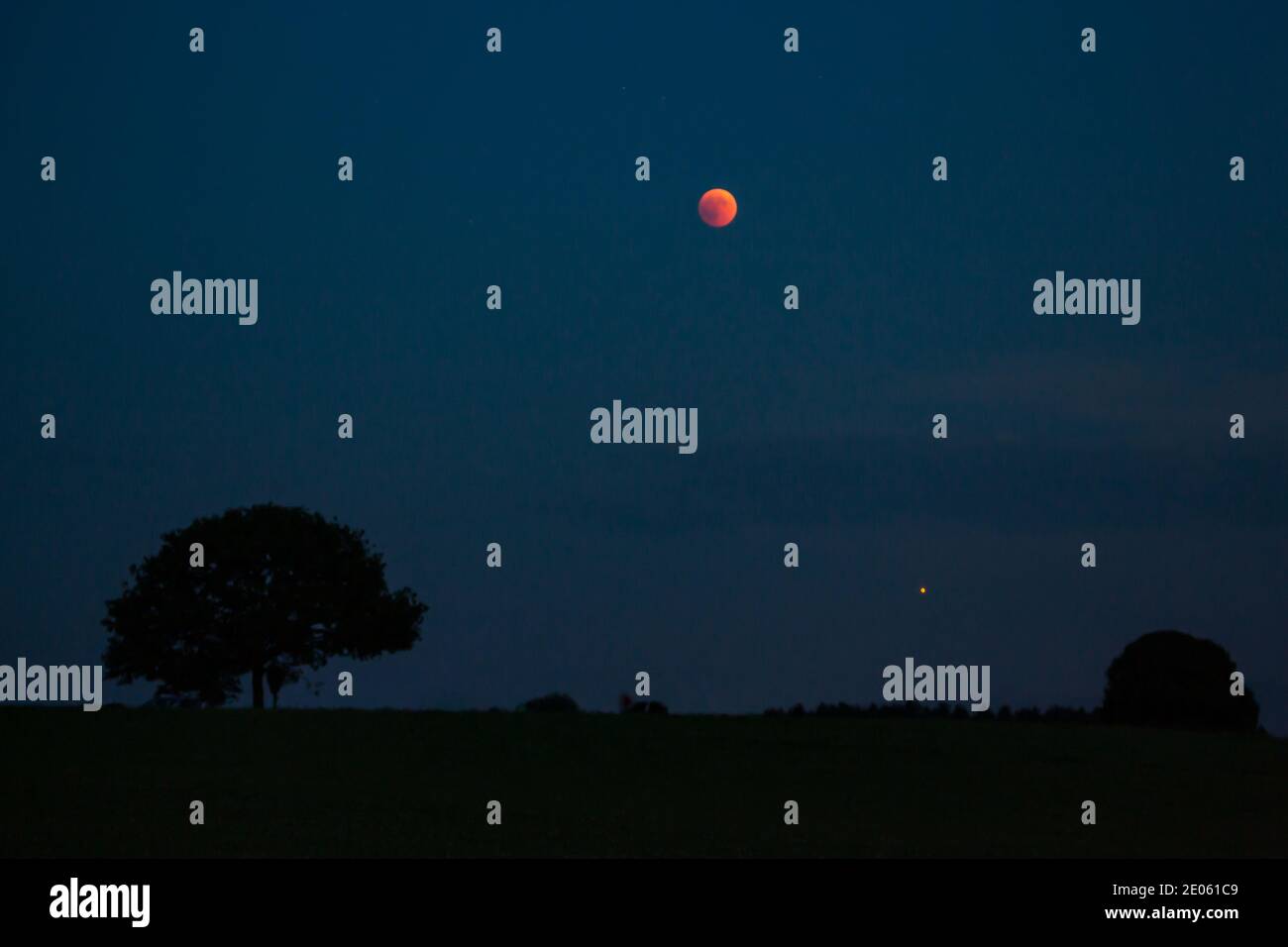 Luna di sangue e Marte che si illuminano durante l'eclissi lunare totale sulla Germania, luglio 2018 Foto Stock