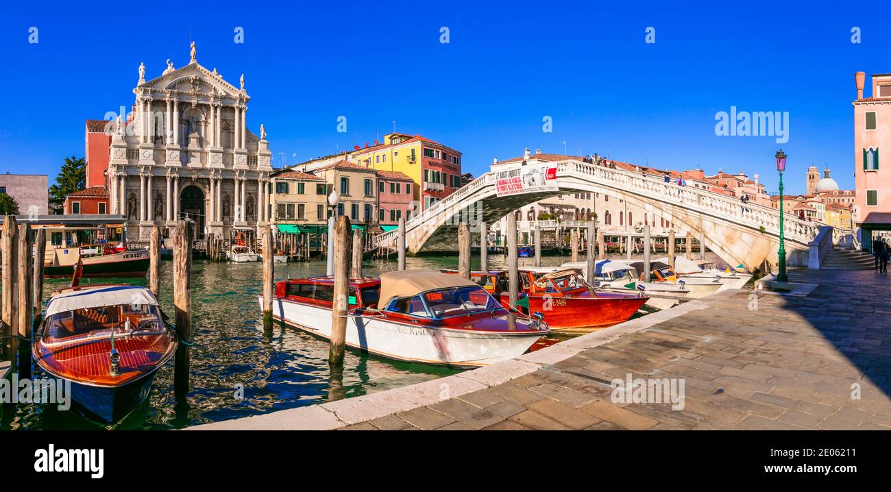 Meravigliosa Venezia romantica e canali. Vista sul ponte di Skalzi. Italia novembre 2020 Foto Stock