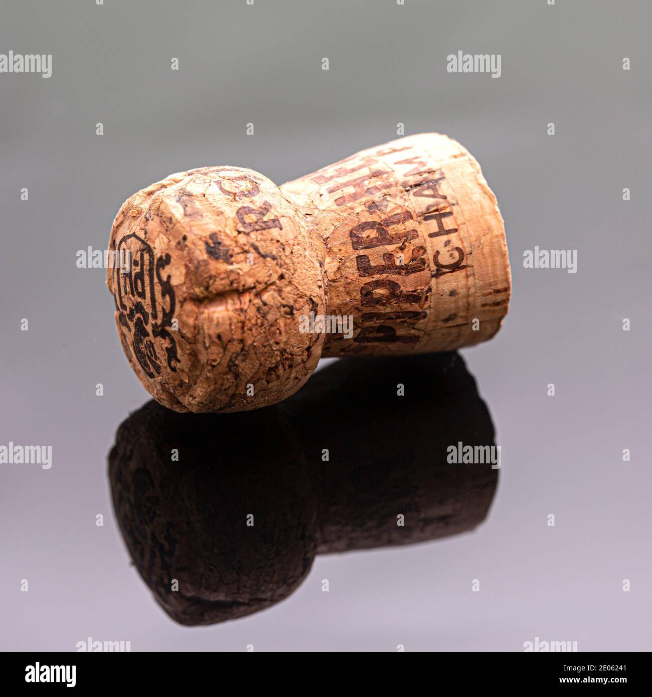 SWINDON, UK - 30 DICEMBRE 2020: Piper Heidsieck Champagne Cork su sfondo reflettivo Foto Stock