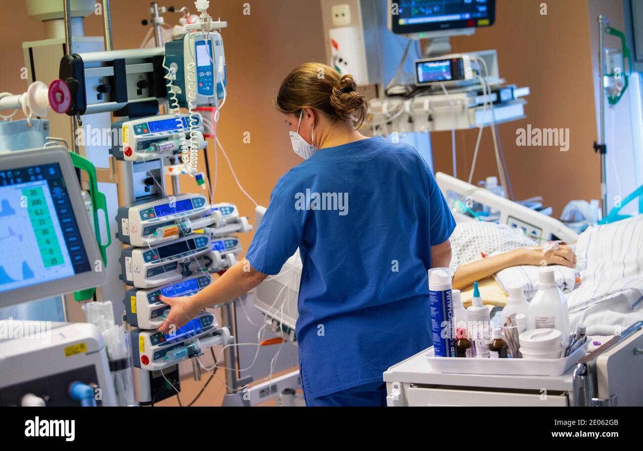 30 dicembre 2020, Baviera, Gauting: Un infermiere di terapia intensiva si occupa di un paziente non infettivo nell'unità di terapia intensiva della clinica Asklepios. Il paziente è in coma artificiale e viene ventilato. Foto: Sven Hoppe/dpa Foto Stock