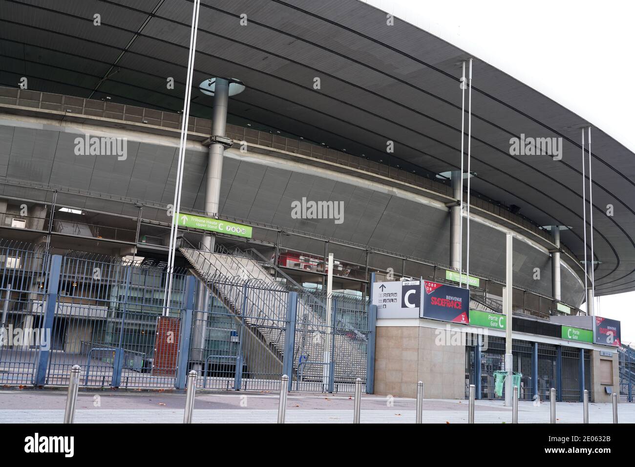 SAINT-DENIS, FRANCIA –25 DEC 2020- Vista dello Stade de France, un importante stadio di calcio situato vicino a Parigi a Saint-Denis. Foto Stock