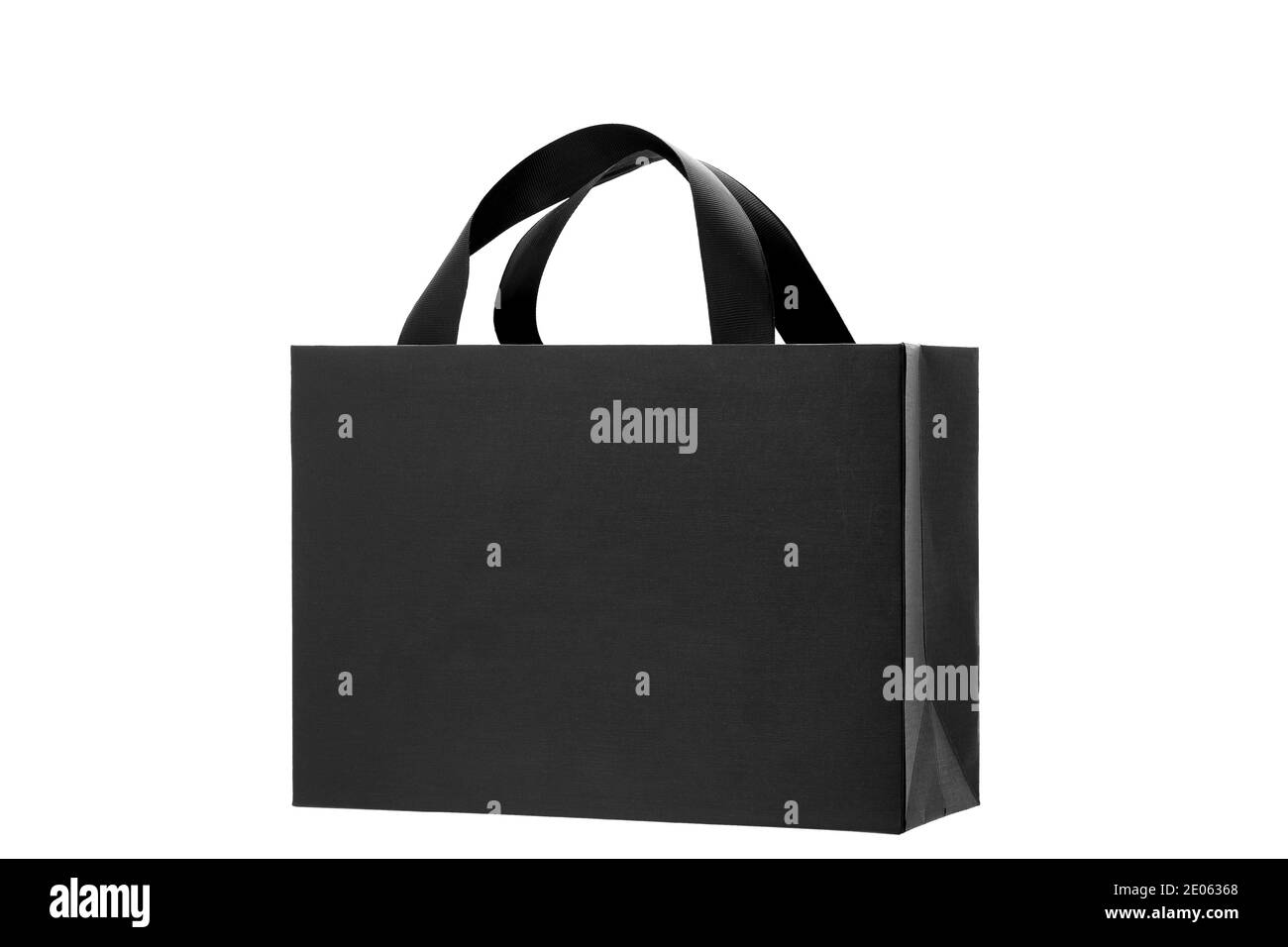 borsa di carta nera di carta designer con manici a nastro, cartone confezione etichetta regalo mock up branding festivo oggetto isolato su sfondo bianco, nessuno Foto Stock