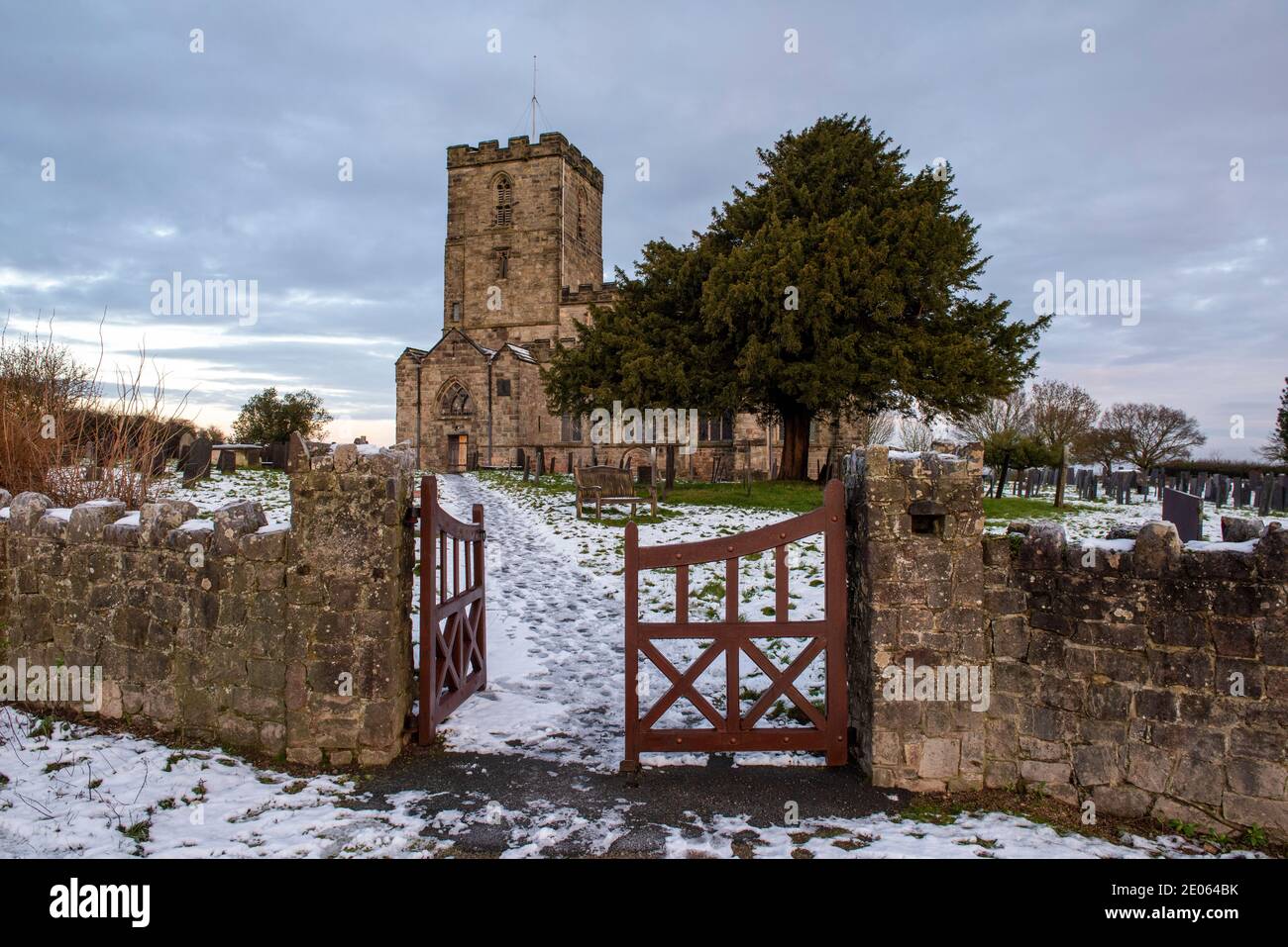 Neve in una mattina d'inverno presso la chiesa Priory di Saint Mary e Saint Hardulph a Breedon sulla collina Leicestershire, Inghilterra Regno Unito Foto Stock