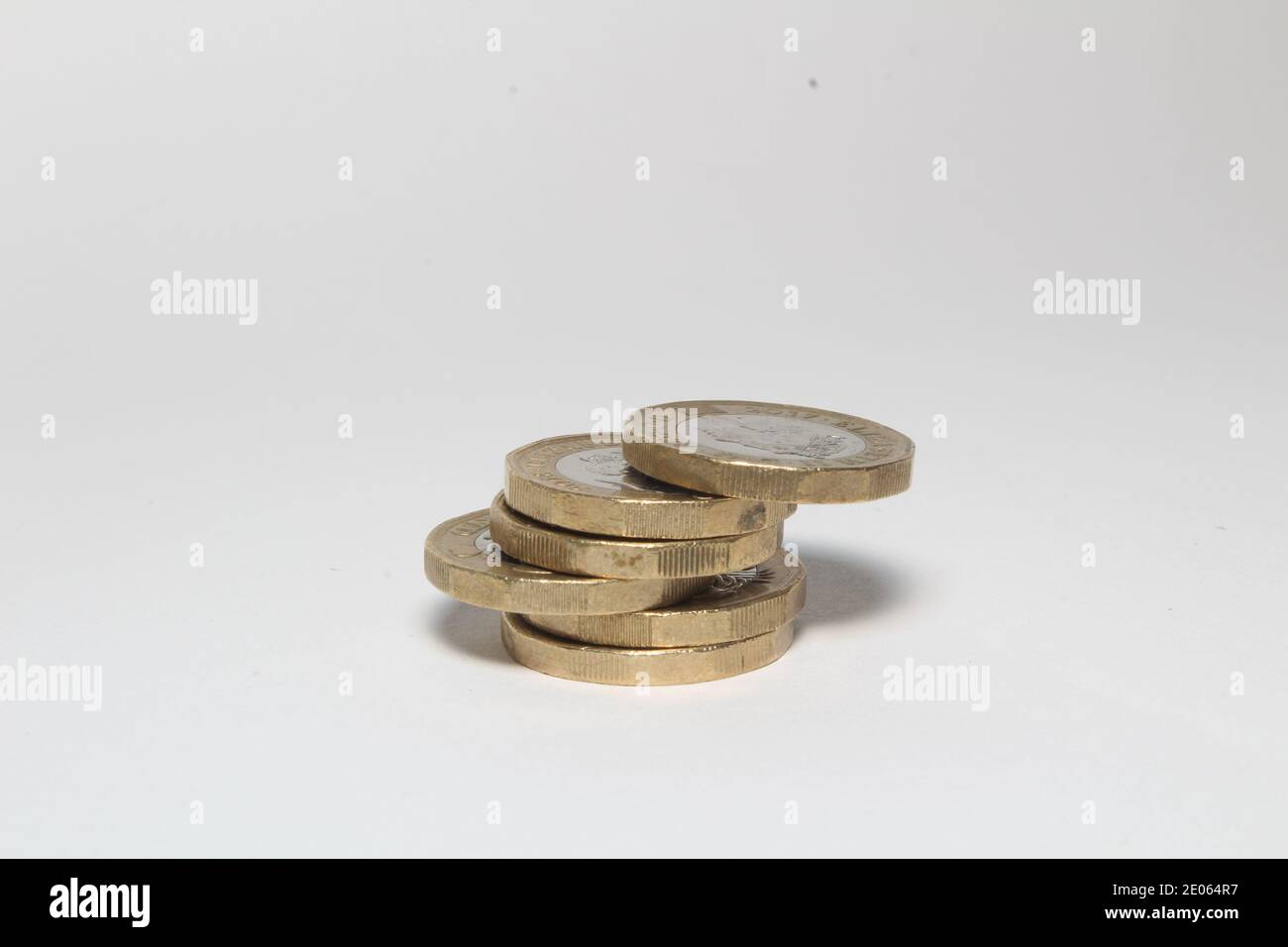 Monete nuove da una libbra di sterline isolate su sfondo bianco, monete in valuta britannica Foto Stock