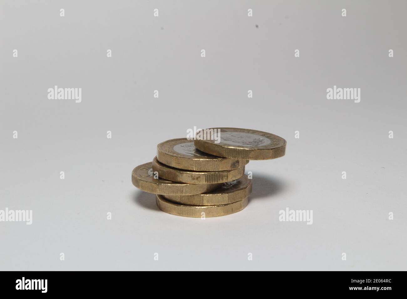 Monete nuove da una libbra di sterline isolate su sfondo bianco, monete in valuta britannica Foto Stock