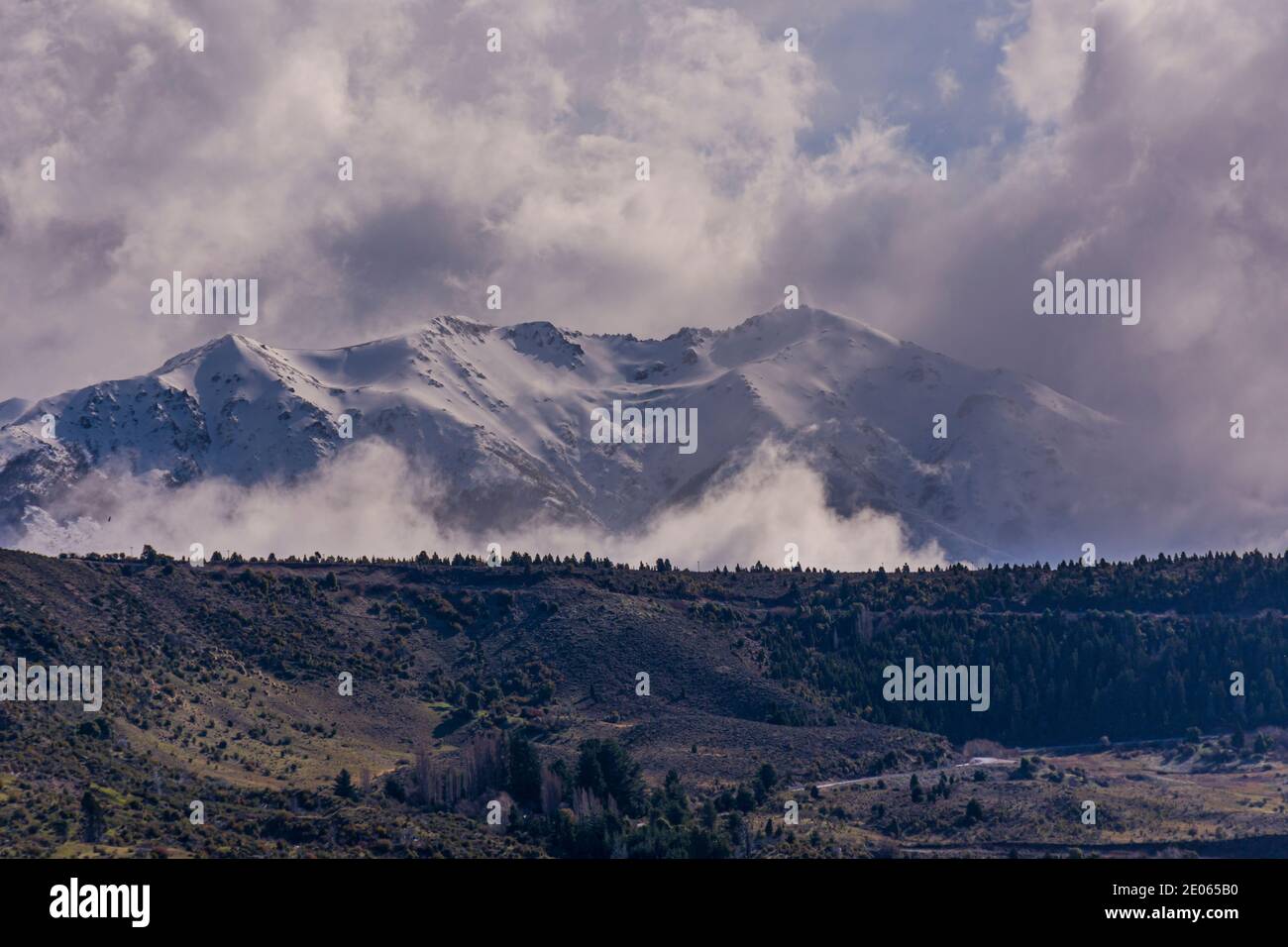 Montagne innevate delle Ande nel Parco Nazionale Los Alerces durante la stagione invernale, Patagonia, Argentina Foto Stock