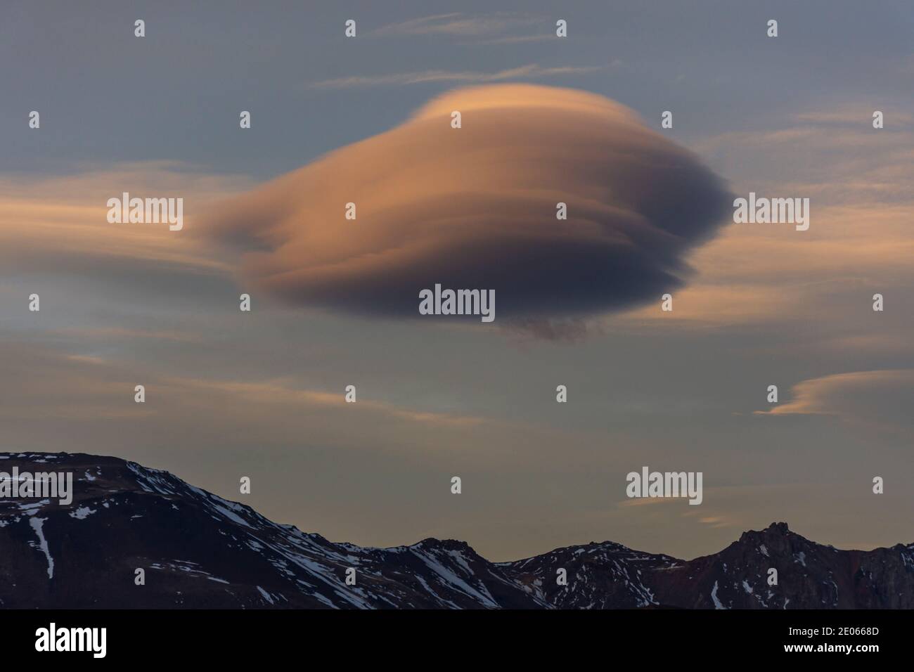 Formazione di nubi lenticolari sulle montagne durante il tramonto a Esquel, Patagonia, Argentina Foto Stock
