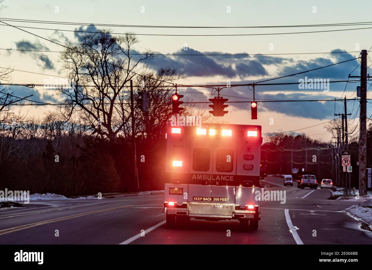 East Hampton Ambulance su una corsa di emergenza con luci e. sirena accesa Foto Stock