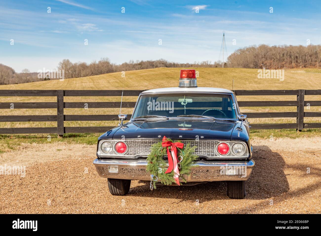 Vecchia vettura classica della polizia con una corona di Natale a Leivpers Fork, Tennessee Foto Stock