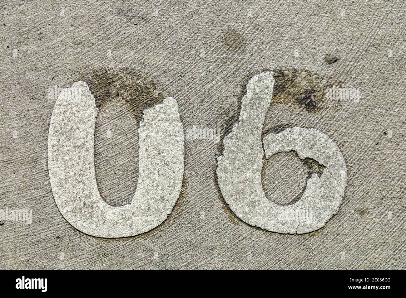I numeri 06 applicati ad un pavimento in cemento e in forma errata Foto Stock