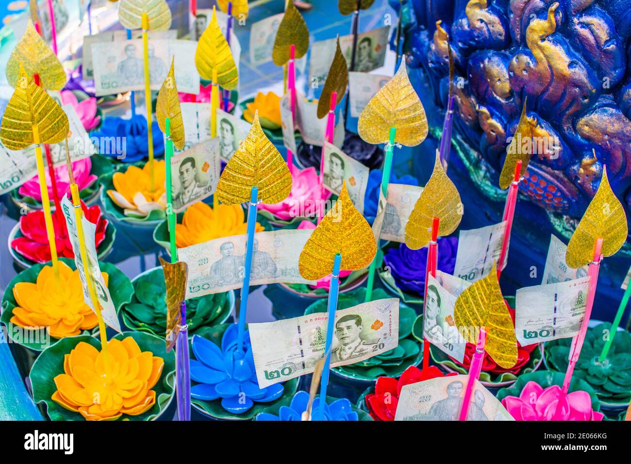 Thai Krathong presso il tempio Wat Khao Phra Khru si Racha Distretto Chonburi Thailandia Asia Foto Stock