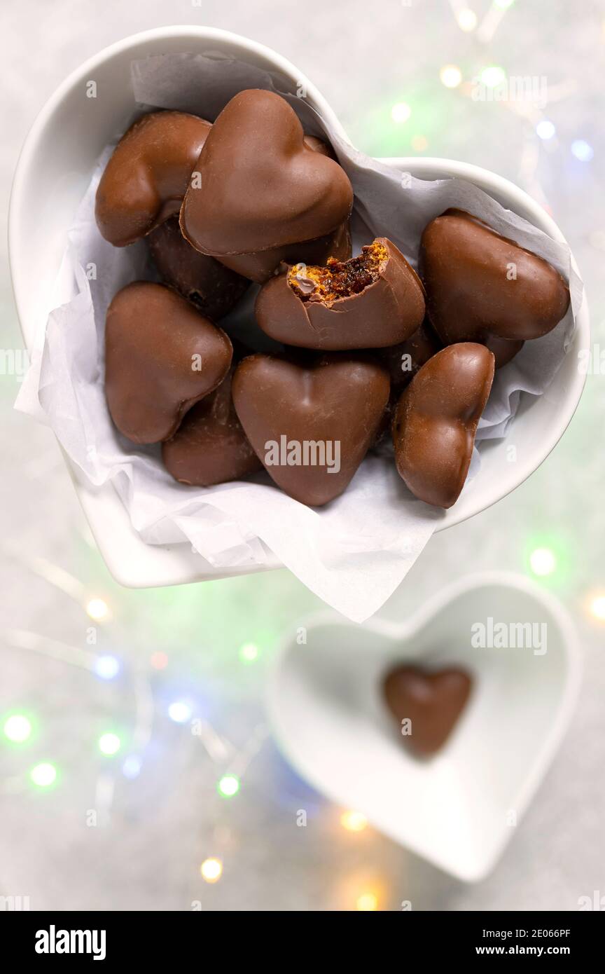 Biscotti tradizionali fatti in casa con cuore di pan di zenzero con cioccolato speziato ripieno smaltato su sfondo luminoso Foto Stock