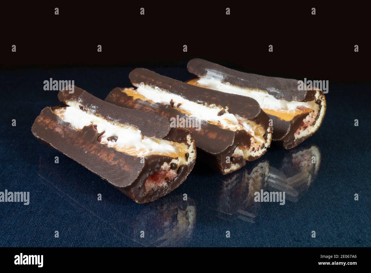 La pagnotta di carne dolce in cioccolato su tavola con riflesso. Prodotti dell'alimentazione su sfondo nero Foto Stock
