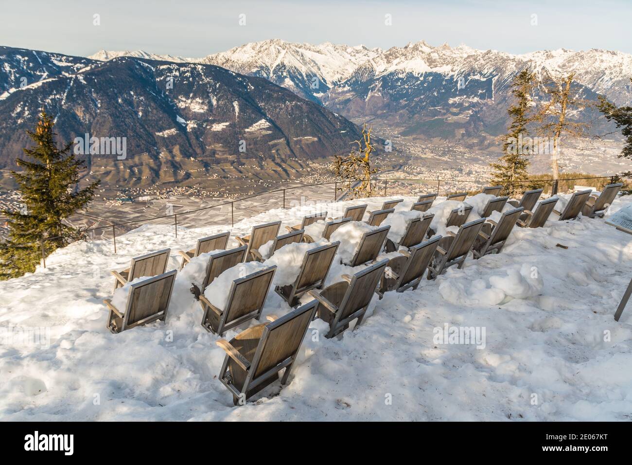 Panorama aereo del paesaggio di Knottnkino a Vöran, Alto Adige Italia. Vista sulla città di Merano e sulla Valle dell'Adige. Destinazione per una breve weeke Foto Stock