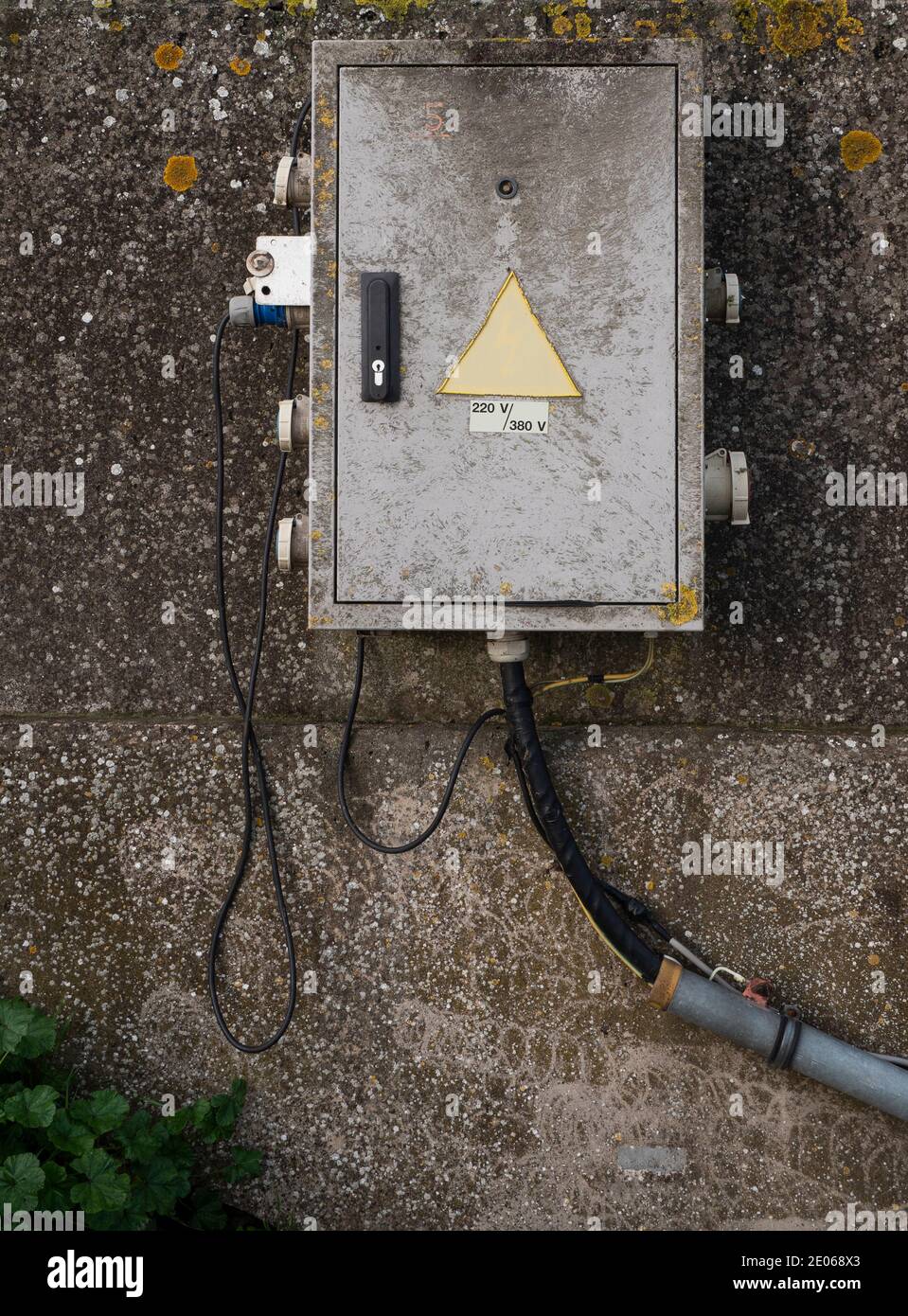 vecchia scatola elettrica all'esterno su una parete di cemento Foto Stock