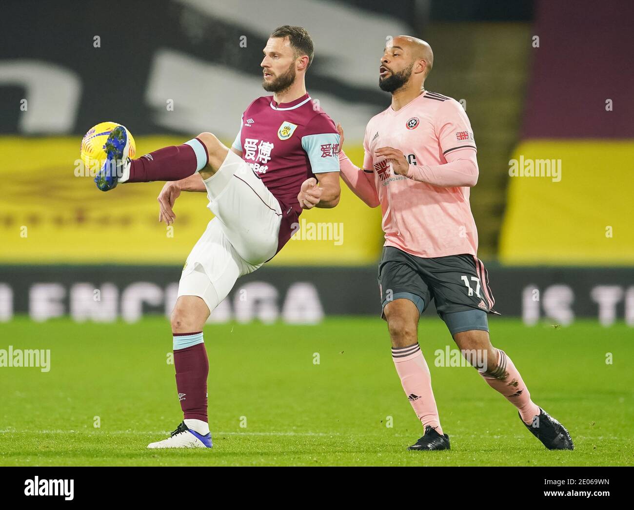 Erik Pieters di Burnley (a sinistra) e David McGondrick di Sheffield United combattono per la palla durante la partita della Premier League a Turf Moor, Burnley. Foto Stock