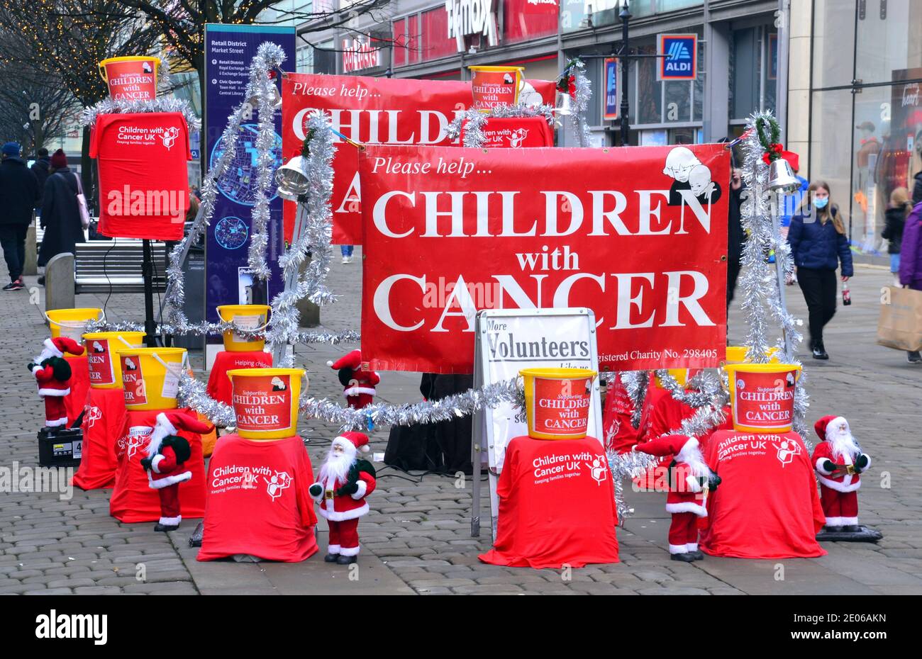 Una mostra 'Bambini con cancro' che cerca di raccogliere denaro in Market Street, Manchester, Greater Manchester, Inghilterra, Regno Unito Foto Stock