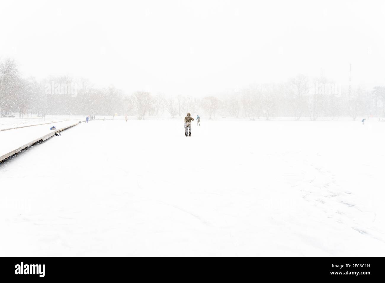 parco cittadino in una forte bizzarda, la gente è difficile da vedere, nevicate Foto Stock
