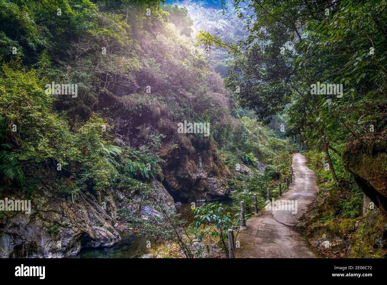 Strada di montagna e torrente forestale a Longsheng, Guangxi, Cina Foto Stock