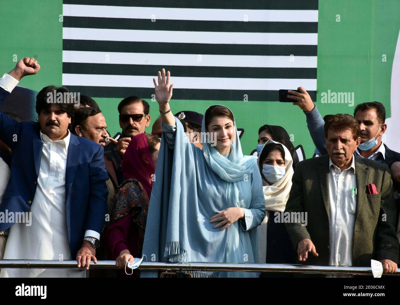 Lega musulmana (PML-N) Vicepresidente, Maryam Nawaz ondeggia ai suoi sostenitori durante il giorno di fondazione di PML-N Azad Kashmir tenutosi alla Kashmir House di Islamabad mercoledì 30 dicembre 2020. Foto Stock