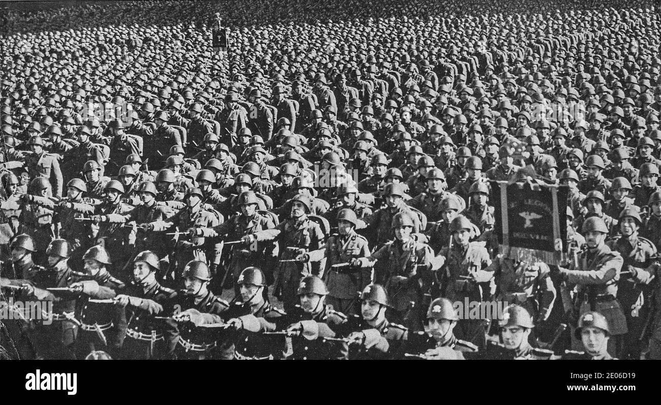 GERMANIA - 1930: la marcia della milizia fascista. Parata di milizia nazista durante gli anni trenta. Foto Stock