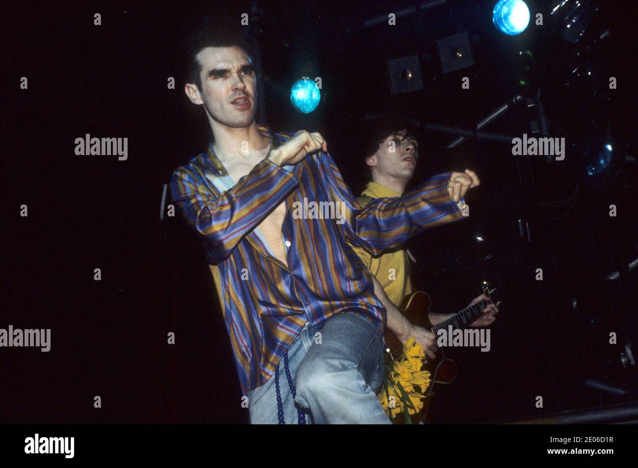 Morrissey e Johnny Marr degli Swiths vivono al palazzo di Hammerswithh. Londra, 15 giugno 1984 | utilizzo in tutto il mondo Foto Stock