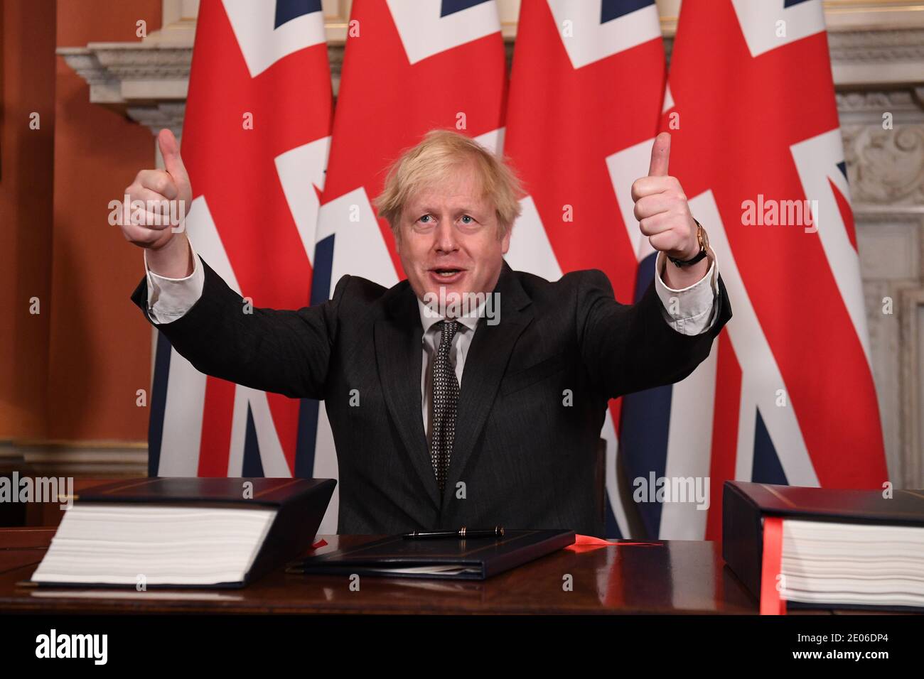 Il primo ministro Boris Johnson dà un tocco in più dopo aver firmato l'accordo commerciale e di cooperazione UE-Regno Unito al 10 Downing Street, Westminster. Foto Stock