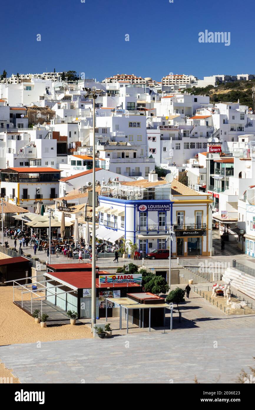 Area panoramica della città vecchia di Albufeira con vista sulla città vecchia Albufeira e Fishermans Beach da vicino all'Escalator Albufeera Algarve Portogallo Inverno Foto Stock