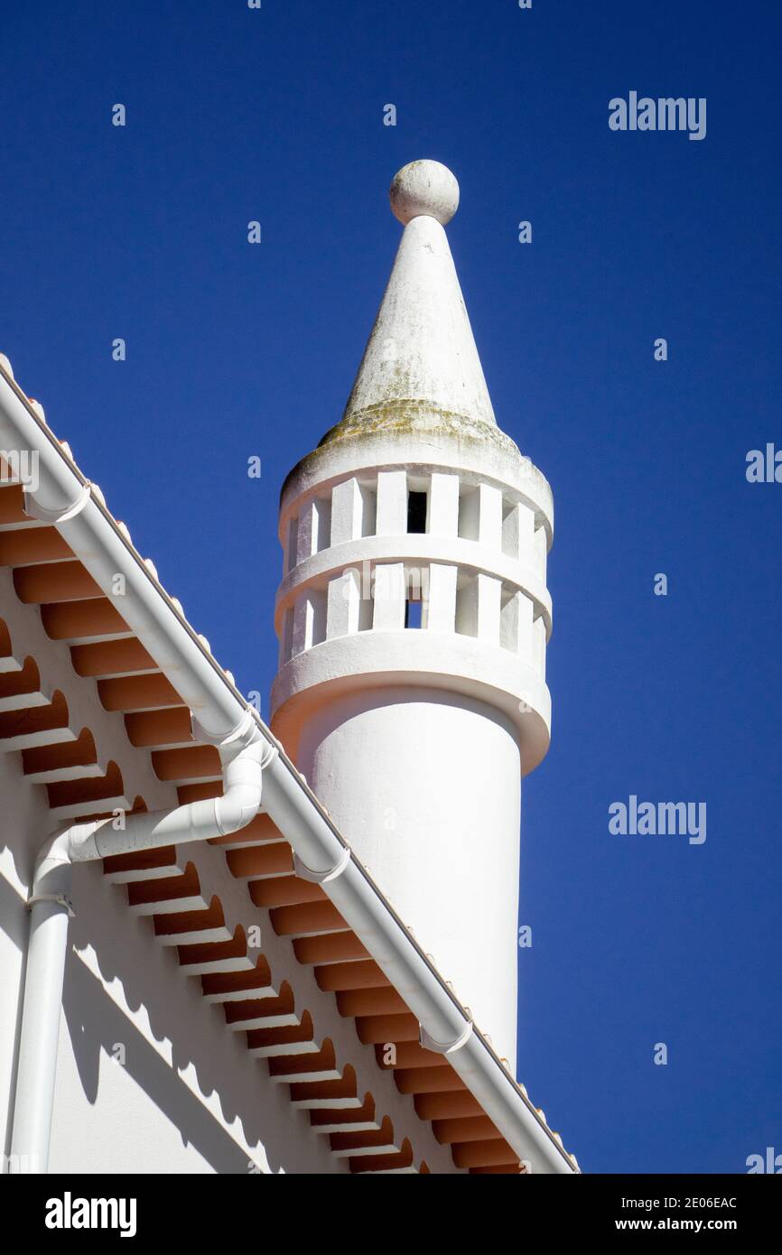 Decorazione in stile moresco Chimney Top nella città vecchia di Albufeira il Algarve Portogallo Foto Stock