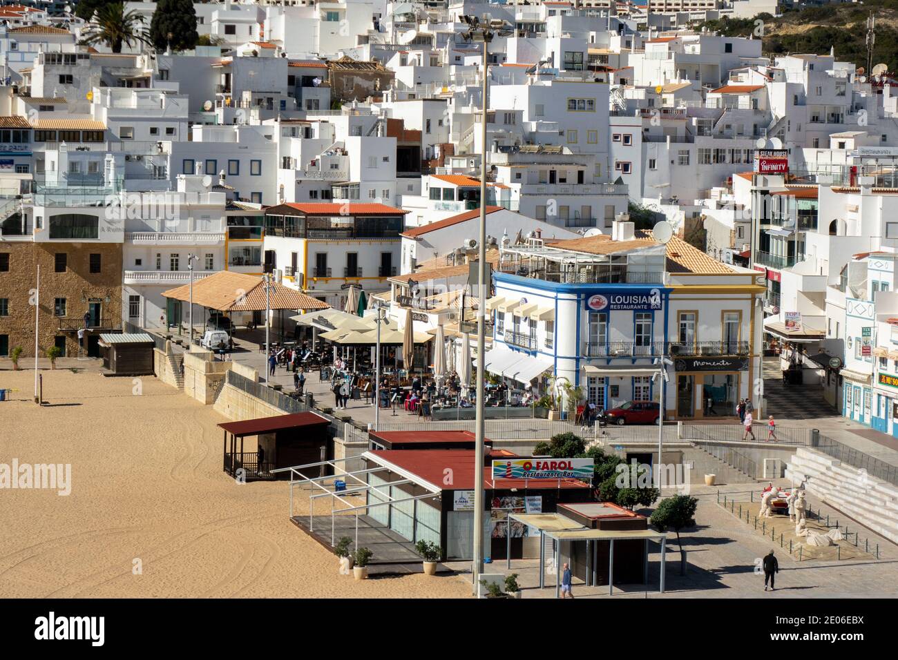Area panoramica della città vecchia di Albufeira con vista sulla città vecchia Albufeira e Fishermans Beach da vicino all'Escalator Albufeera Algarve Portogallo Foto Stock