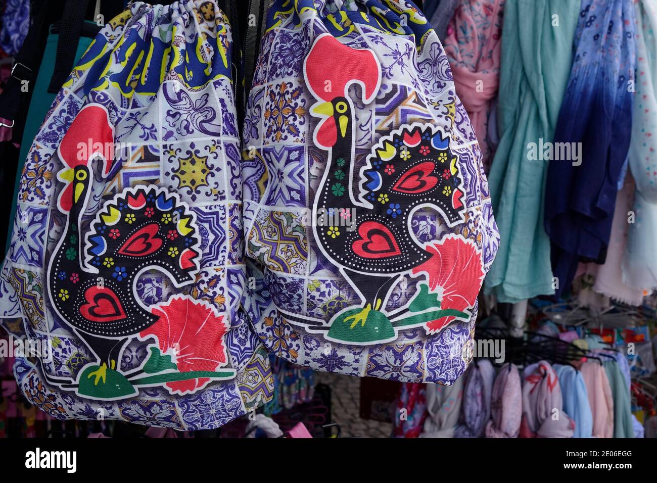 Tradizionale portoghese Barcelos Rooster Design su una borsa tote souvenir Zaino in borsa in Portogallo Foto Stock