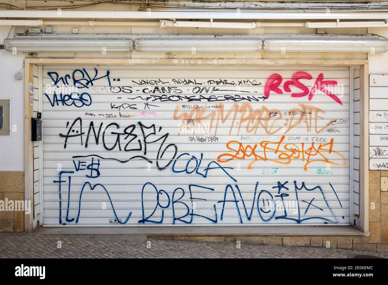 Scopri gli otturatori di sicurezza con il vandalismo Graffiti ad Albufeira l'Algarve Portogallo Foto Stock
