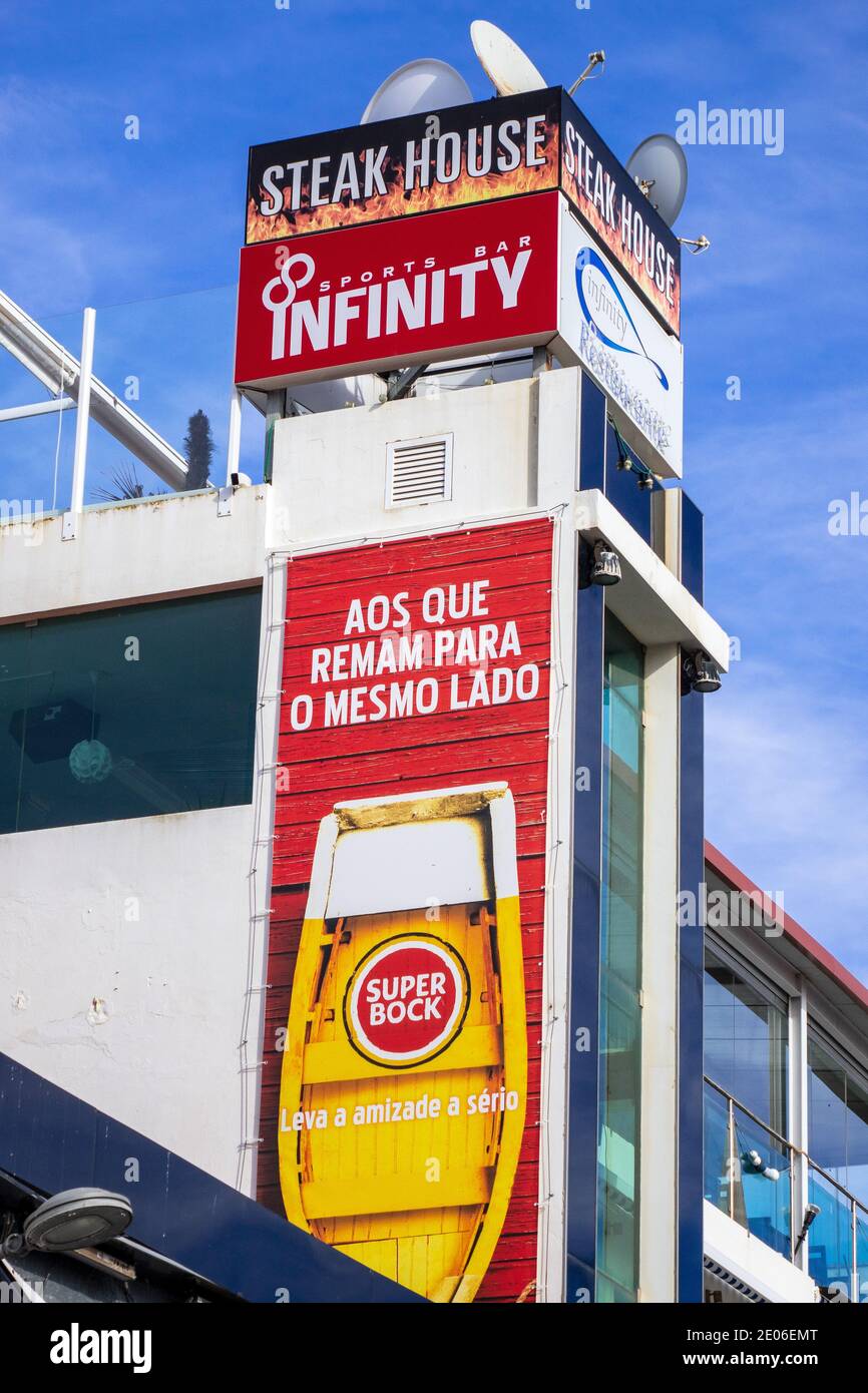 Super Bock birra Pubblicità segno Infinity Sport Bar segno Albufeira Città vecchia Portogallo Foto Stock