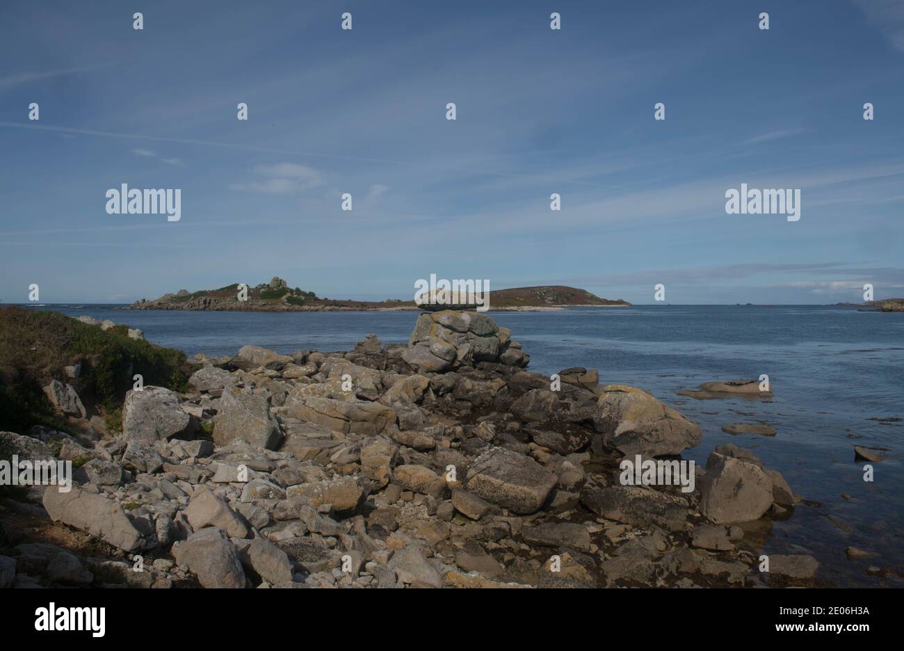 Vista panoramica dalla costa attraverso il mare dalla vecchia Grimsby sull'isola di Tresco nelle isole di Scilly, Inghilterra, Regno Unito Foto Stock