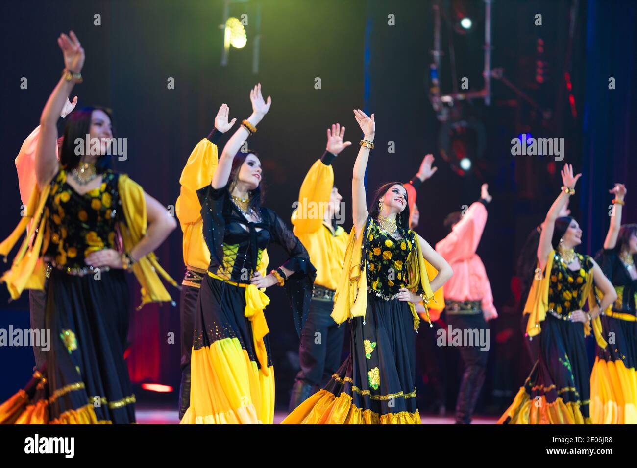 Una squadra di musicisti, cantanti e ballerini in costumi gitani che cantano e ballano sul palco Foto Stock