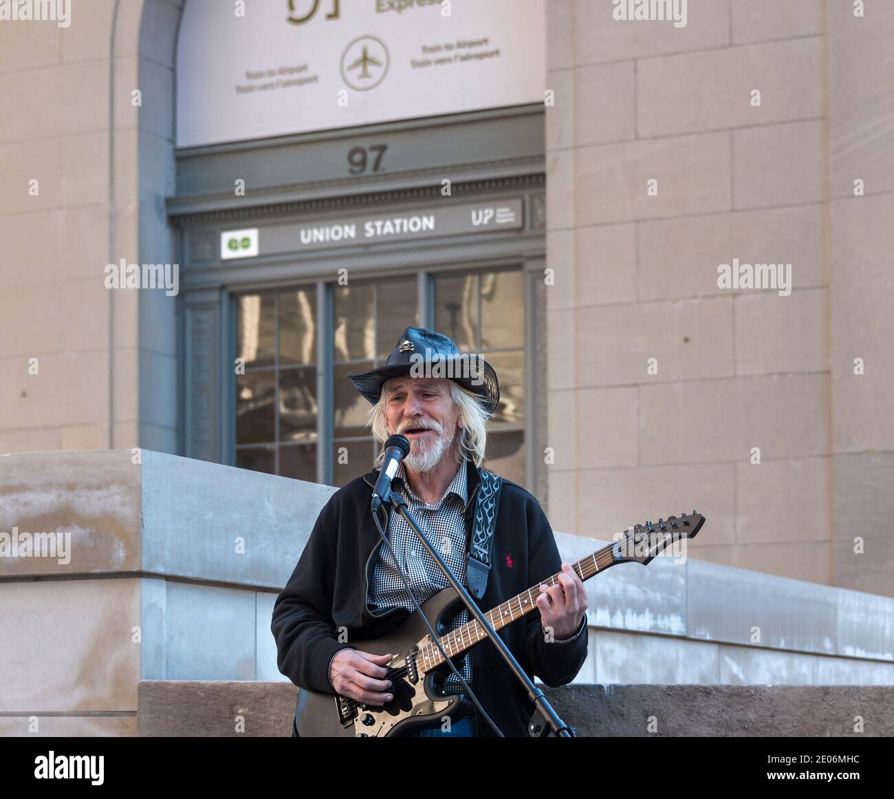 Artista di strada che suona la chitarra da Union Station a Toronto, Canada Foto Stock
