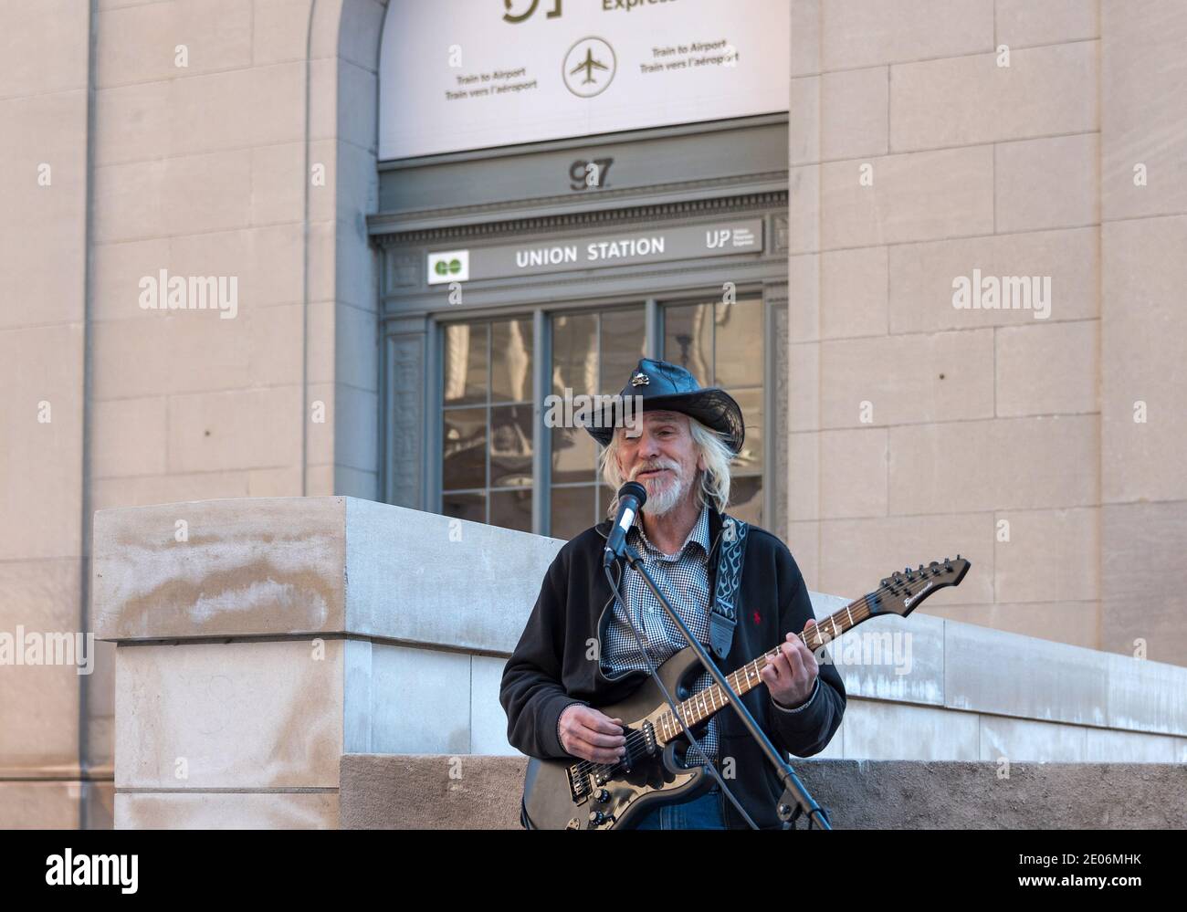 Artista di strada che suona la chitarra da Union Station a Toronto, Canada Foto Stock