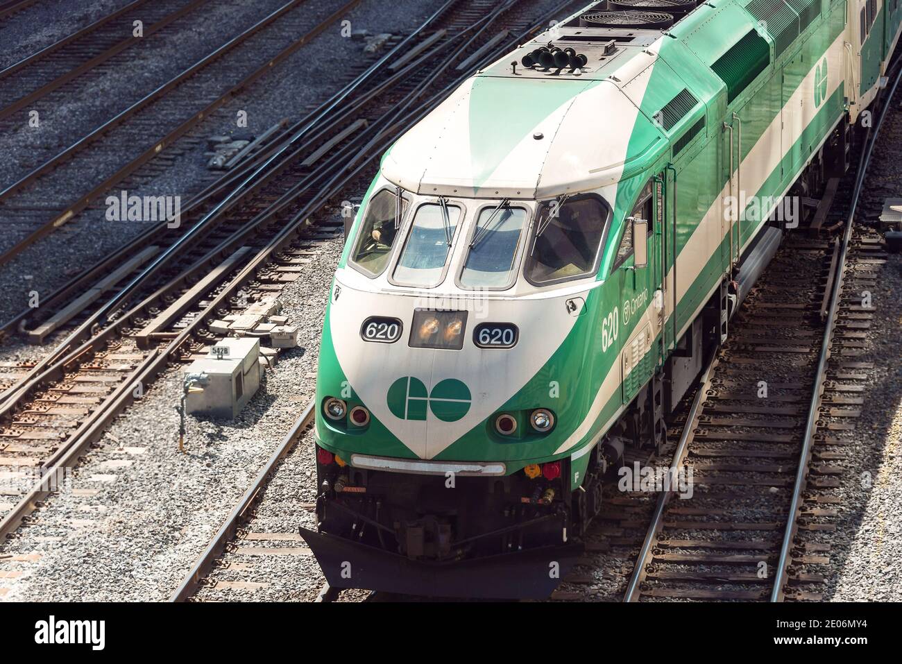 Andare in treno in transito a cavallo su un luminoso giorno. Andare il transito è un pubblico regionale sistema di transito in Southern Ontario, Canada, servendo il Golden Horseshoe regi Foto Stock